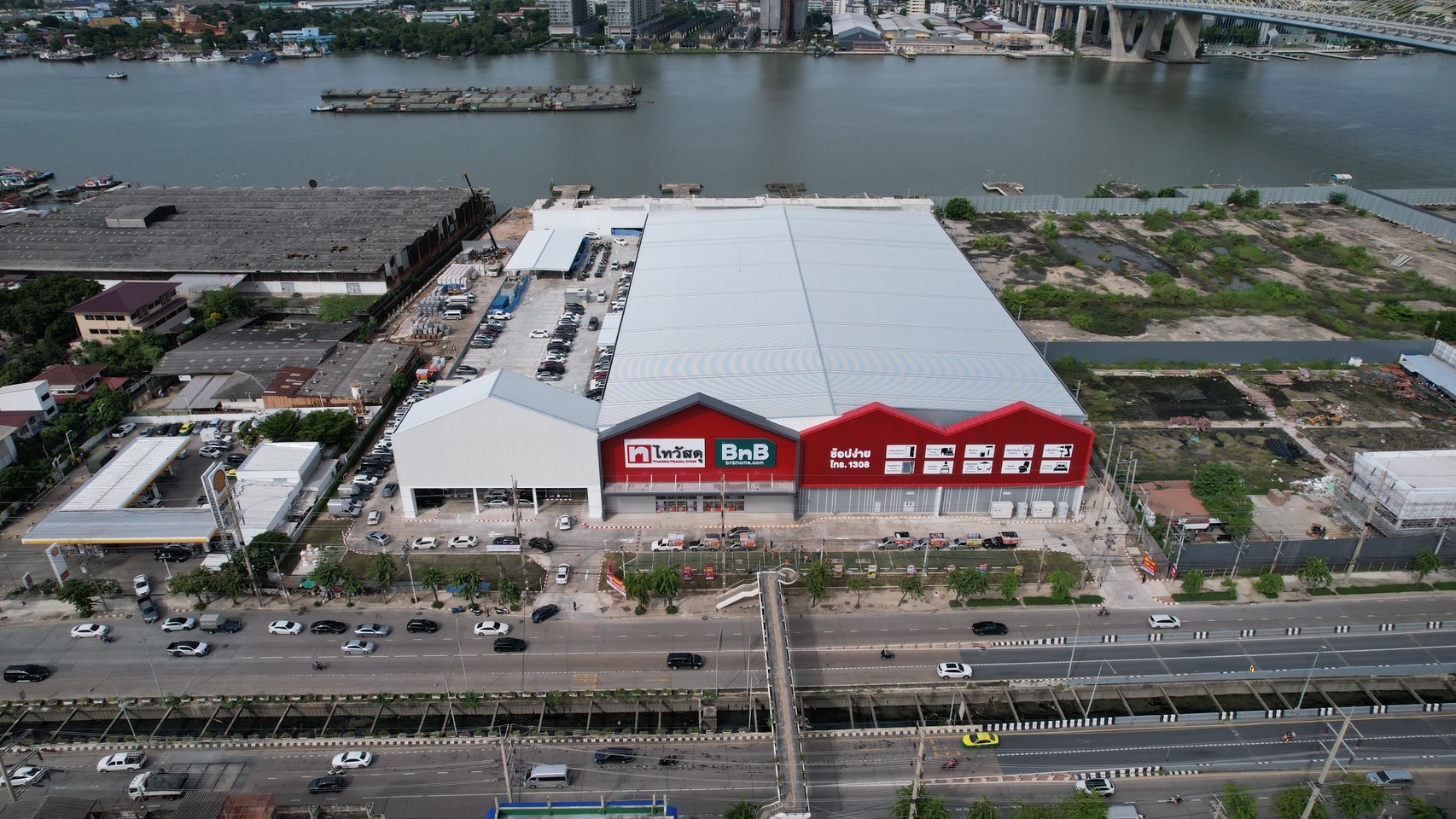 Thai Watsadu New Format Store The River