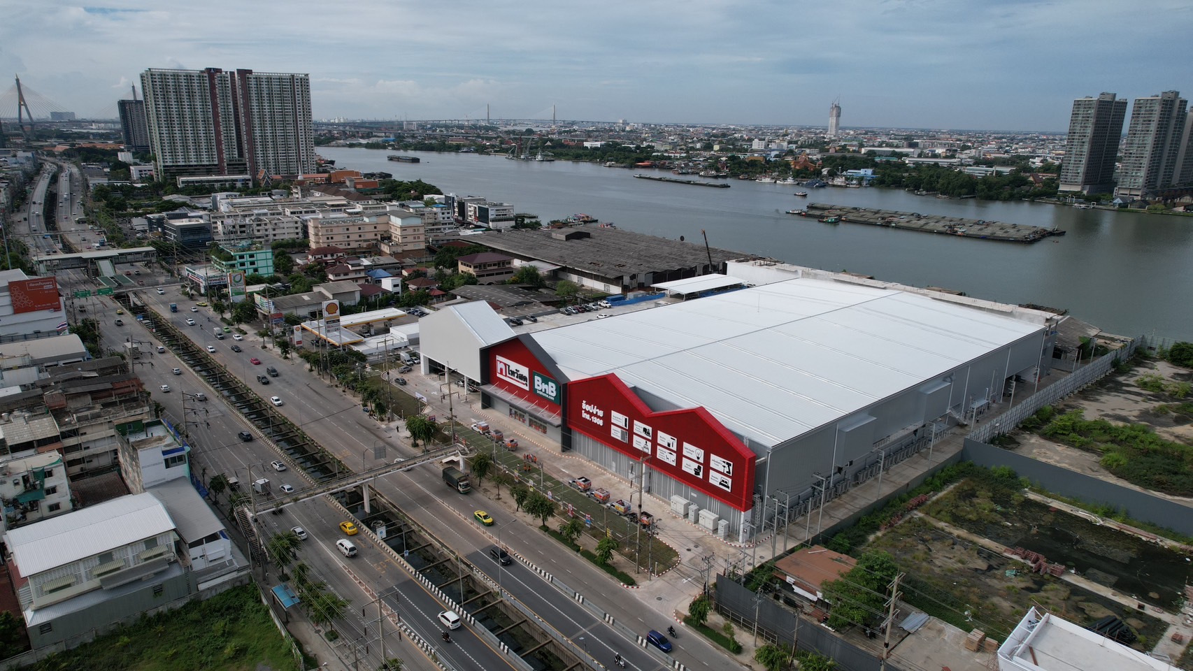 Thai Watsadu New Format Store The River